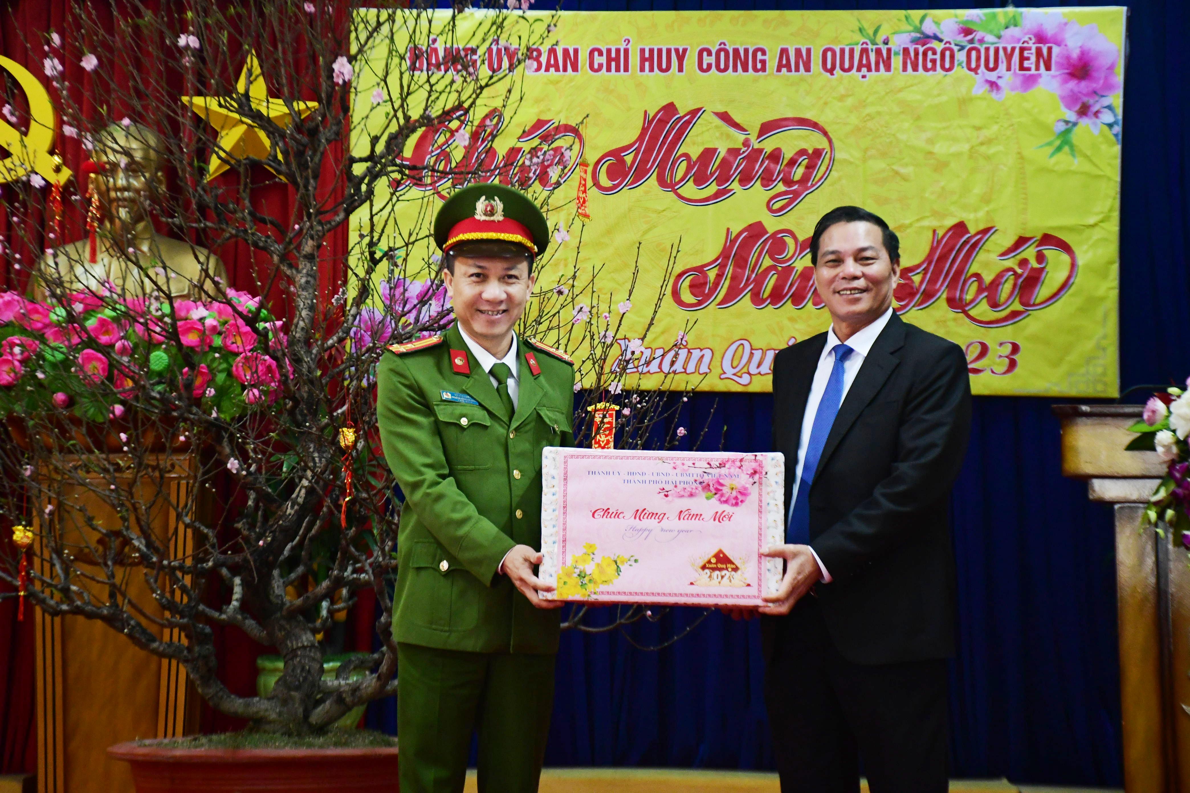 Chủ tịch UBND thành phố thăm, chúc Tết lực lượng vũ trang trên địa bàn thành phố